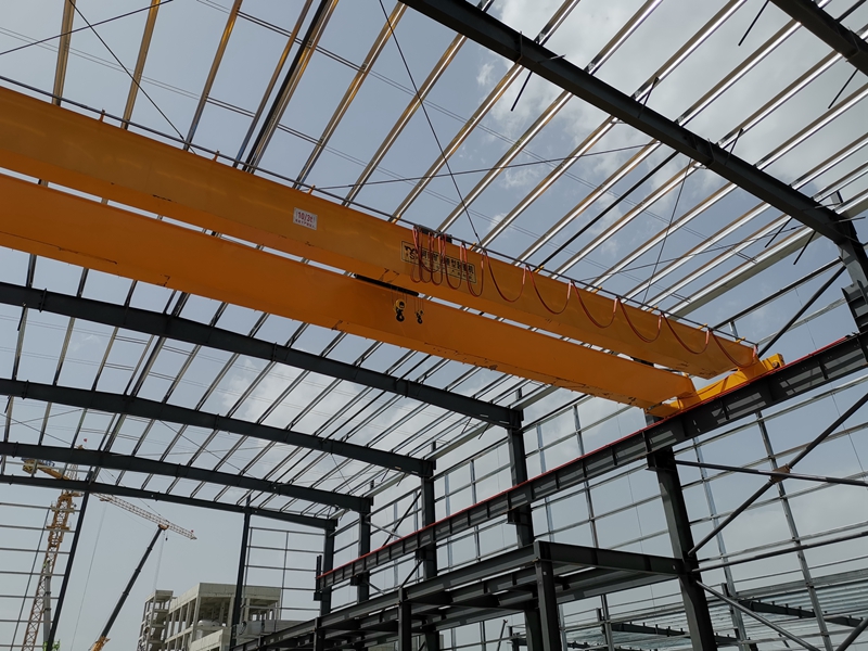新式電動(dòng)葫蘆橋式起重機