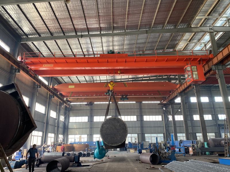 湖北某石化設備制造公司選用我公司LH型50噸電動(dòng)葫蘆橋式起重機